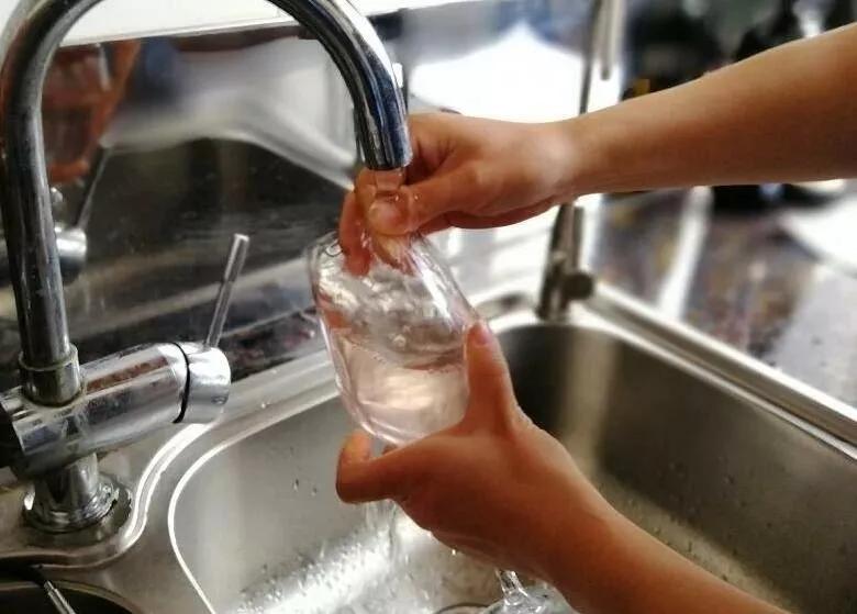 2,用海绵刷轻轻刷洗杯子内壁.