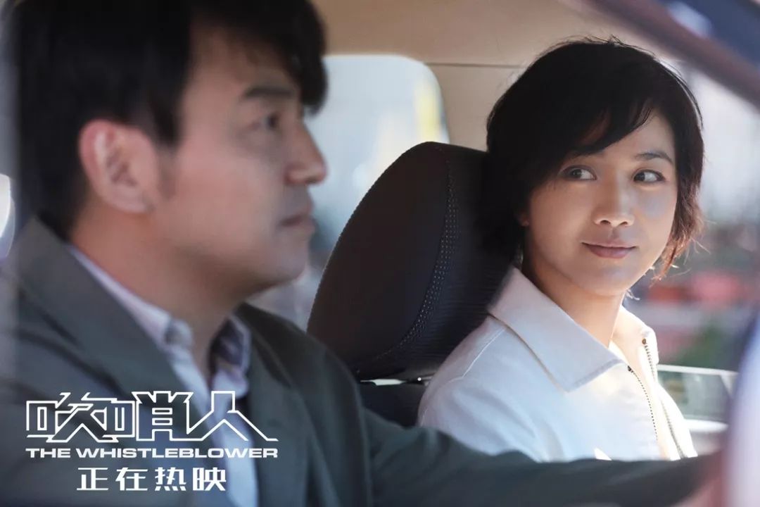 难色的面部表演似乎是自己对不起前任,前任猝不及防地将他拉入卧室后