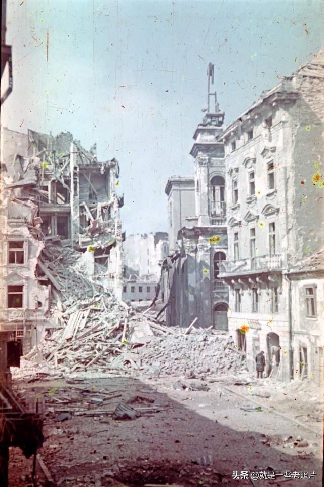 二战彩色老照片:波兰少女冒死拍下的华沙废墟,维修的德军飞机