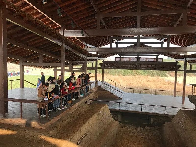 上午,伴着冬日的暖阳,小志愿者们走进莫角山宫殿区,良渚古城城墙遗址