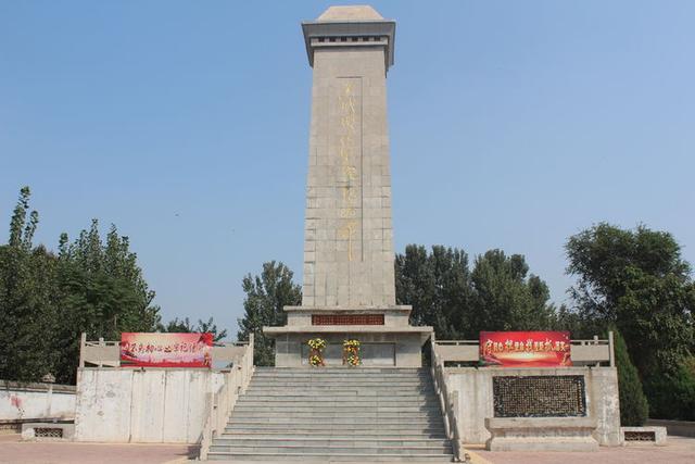 然后,全体干部党员来到香城固伏击战纪念碑缅怀先烈.