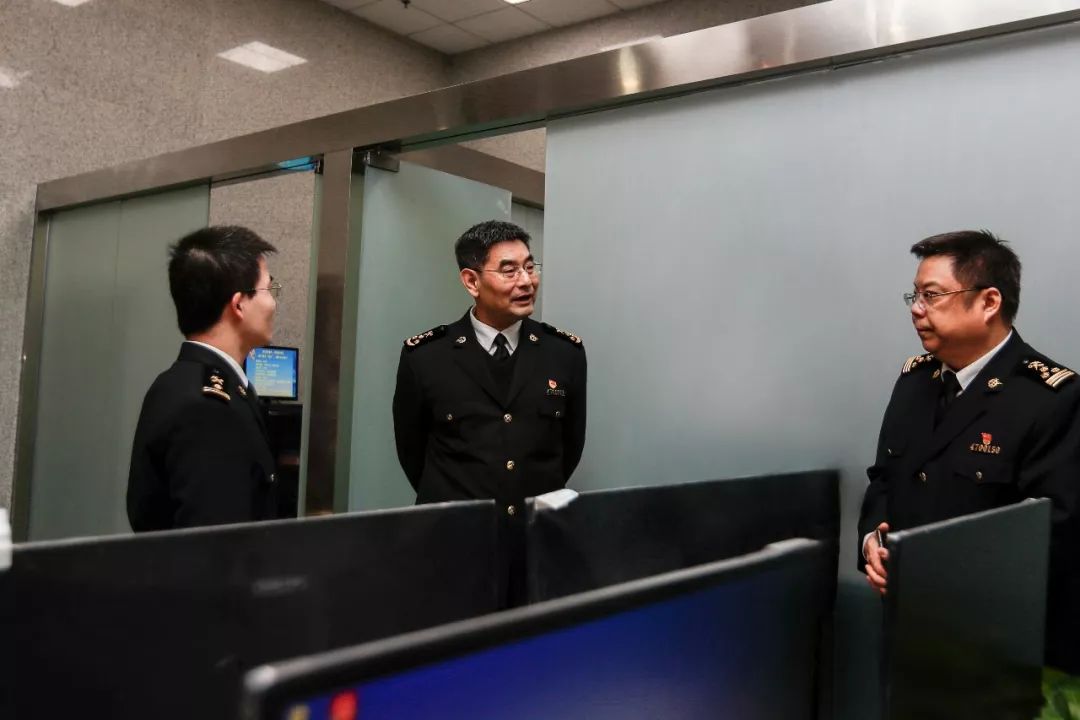武汉海关关长 杨杰三是持之以恒 "促发展" :立足直属海关职能定位和关