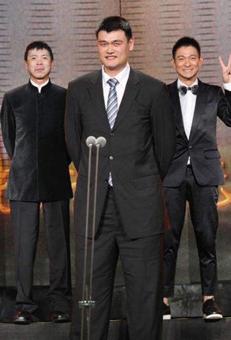 普通人遇nba巨人,体型真的差异大吗?巨石强森遇300斤奥胖也尴尬