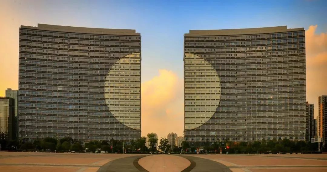 最后,是大家关心的进度问题元和活力岛城市副中心提升改造工程计划于