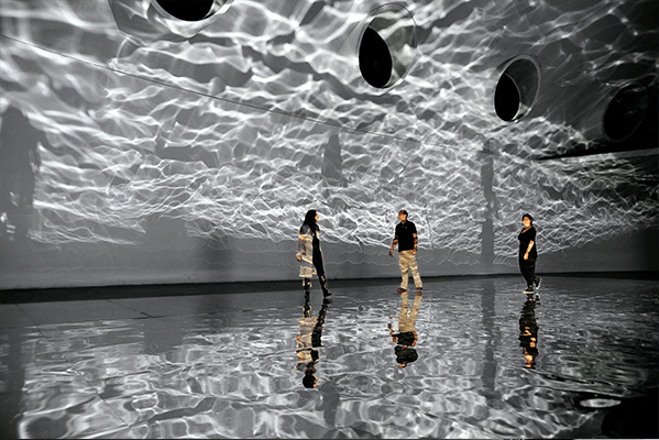 作品融合了交互装置,雕塑