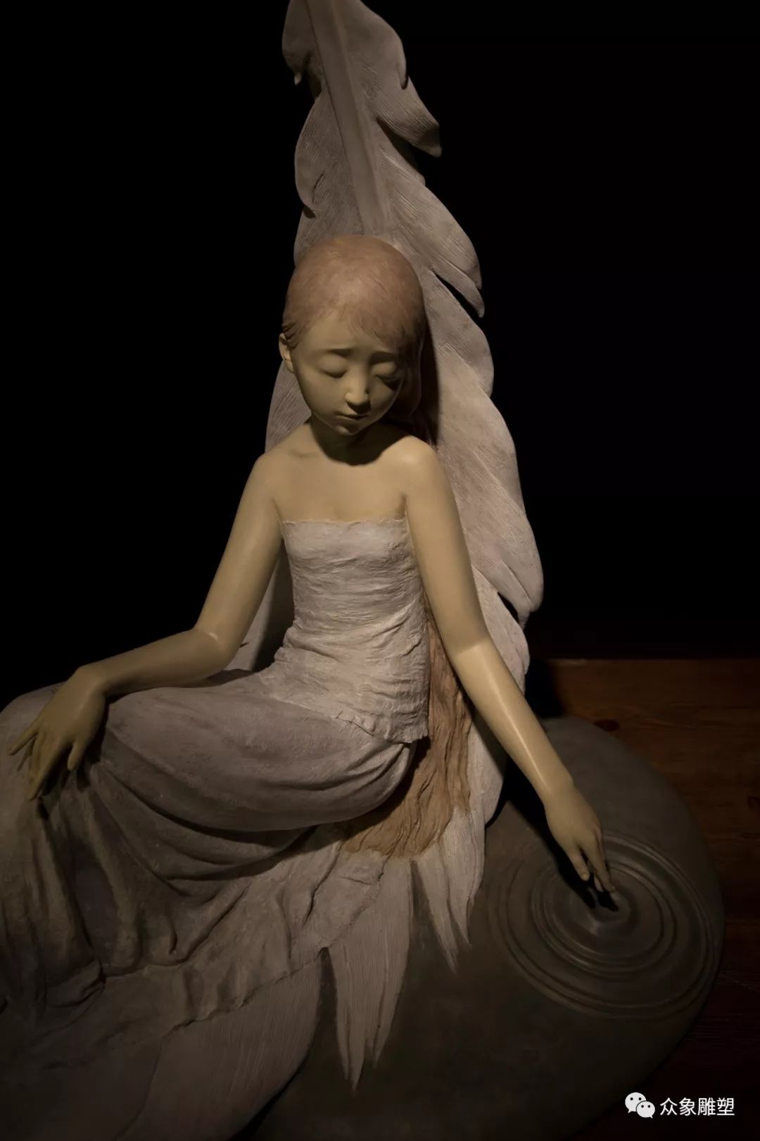 邹洪元的作品主要人物是少女紧闭着双眼姿态优雅眉宇间透露着哀思
