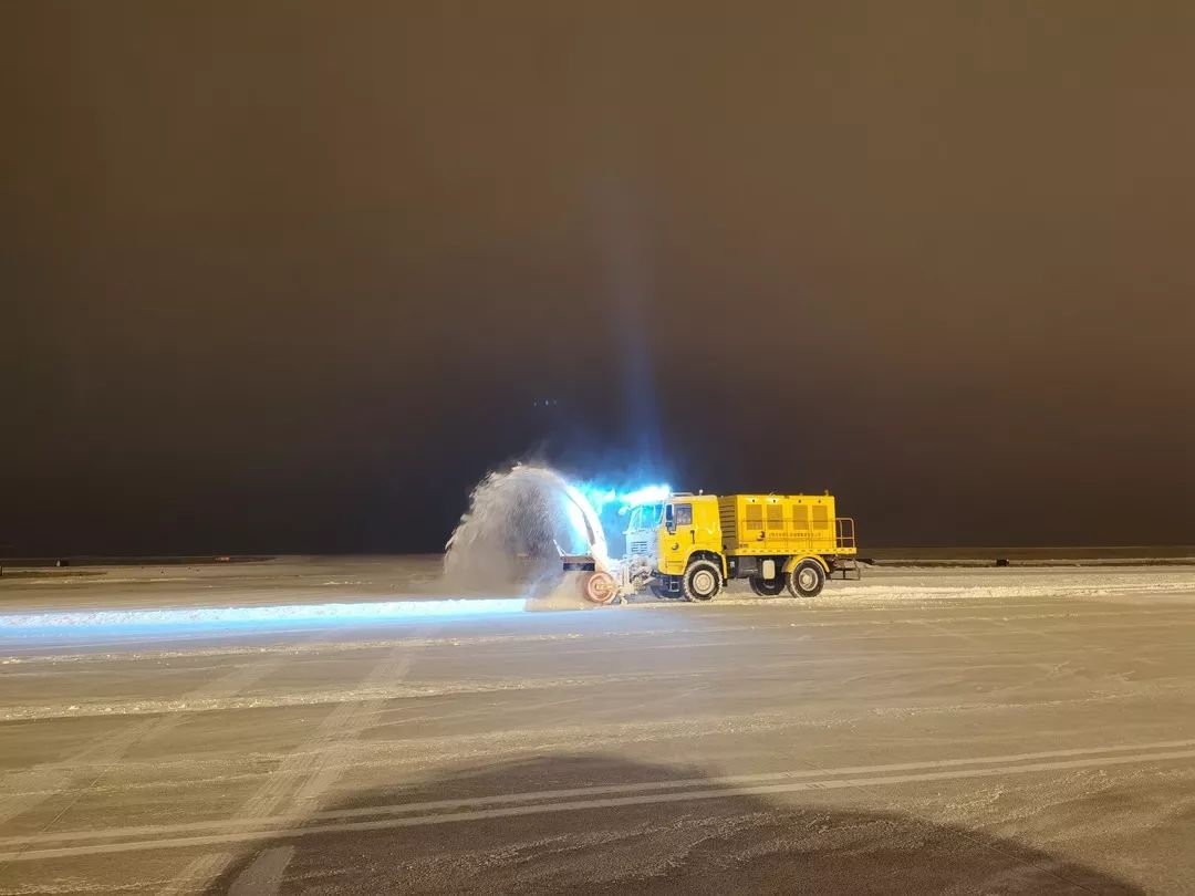 奋战30小时鄂尔多斯机场这样除冰雪