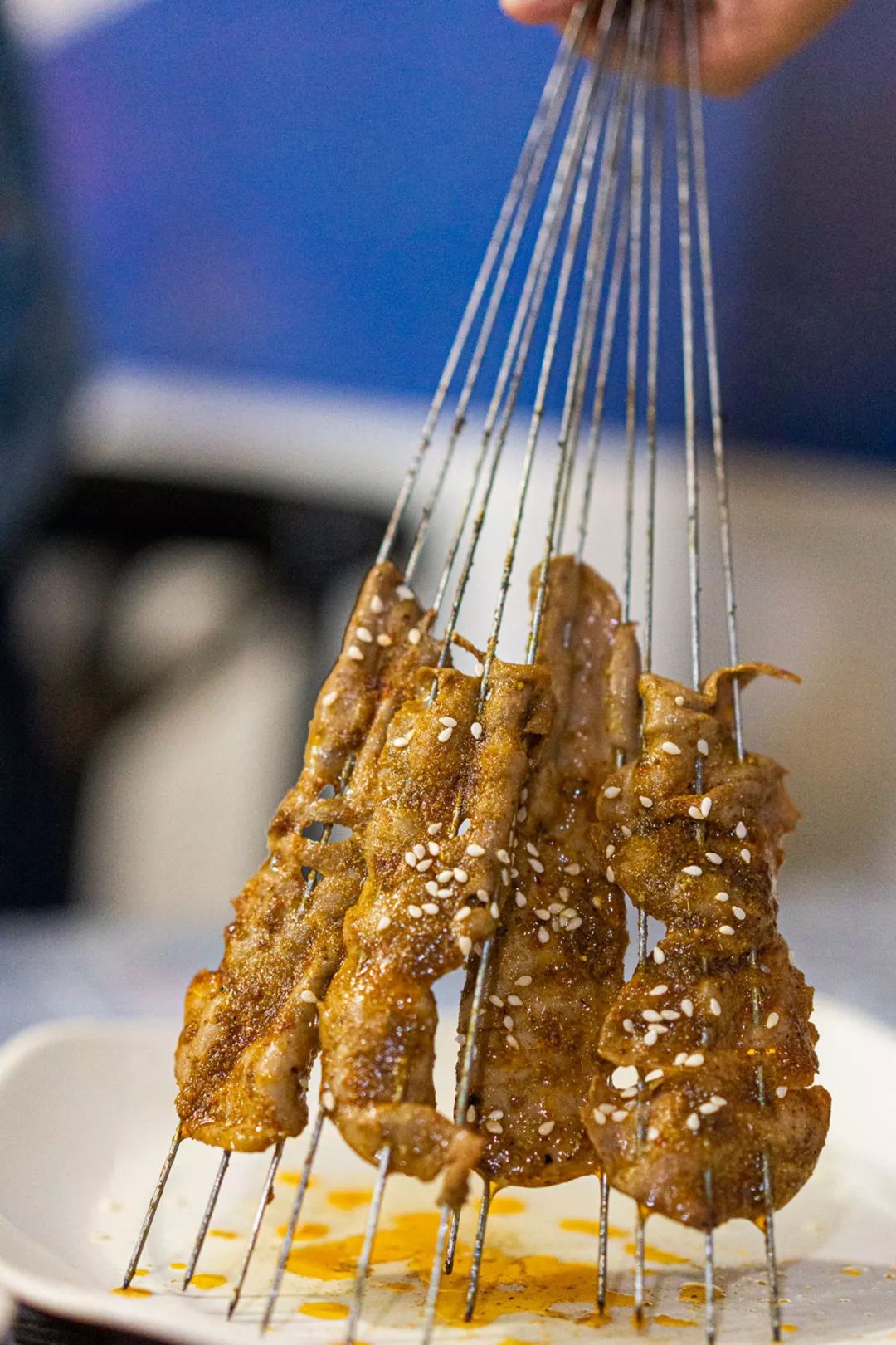 切的薄薄的猪腰花,提前腌制去掉腥膻味,再进行简单调味,最后才是放火