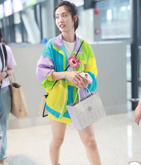 邢菲机场生图被曝光,没p图的她真实腿型引热议,不愧是"照骗"