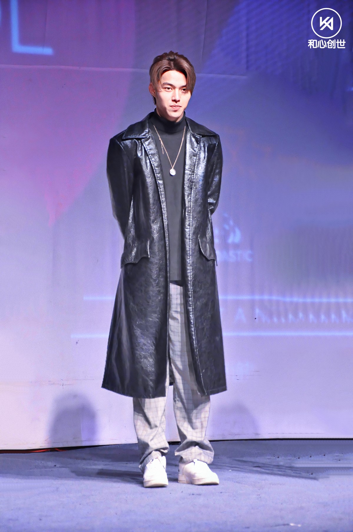 和心创世卢俊杰亮相m-idol现场 黑色风衣帅气亮相燃爆现场