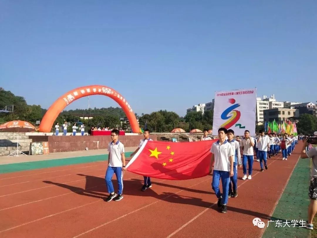 颜色以深蓝色为主 蓝白设计的校服衫最好看 水寨中学是梅州市重点