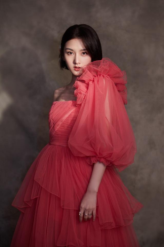 11岁演"哪吒"出名如今已成大姑娘,穿露肩轻纱裙,美似小仙女_祖儿