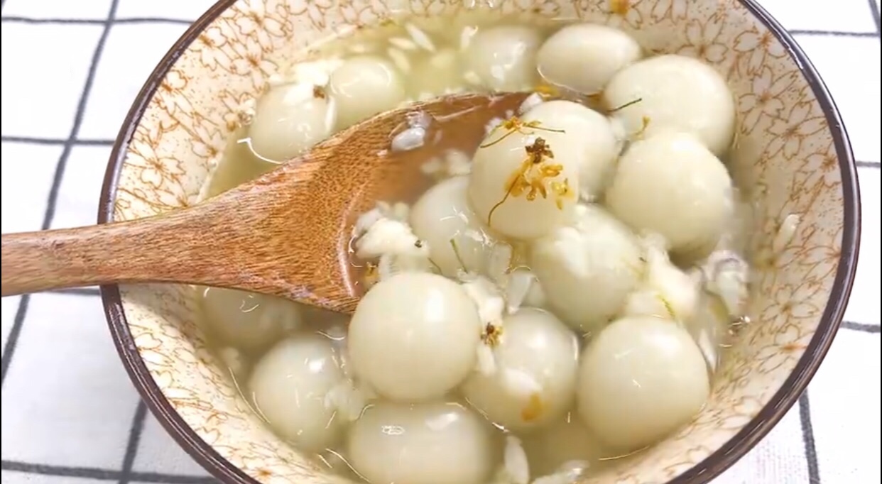 惬意的午后配上超级可爱的小甜食,酒酿桂花丸子,看完后直吞口水!