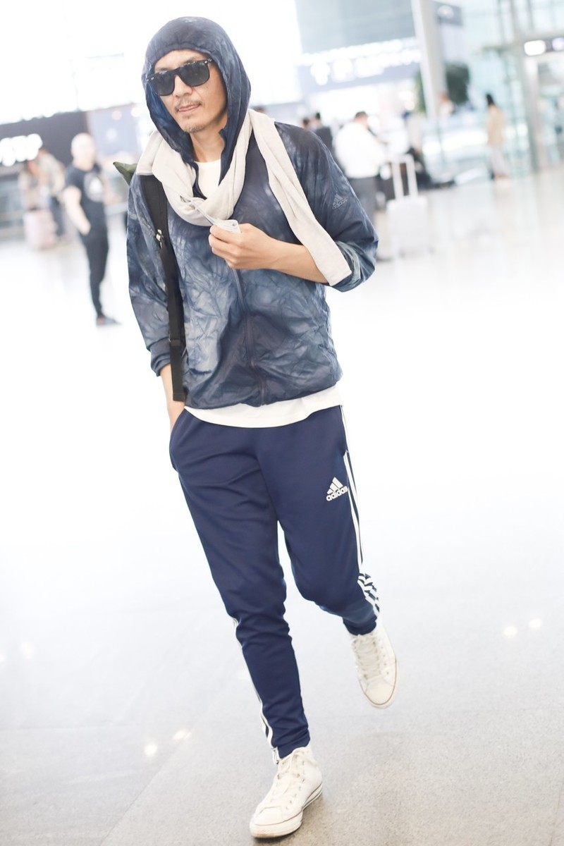 原创朴树运动风走机场派克服配运动裤当明星还穿得这么朴素