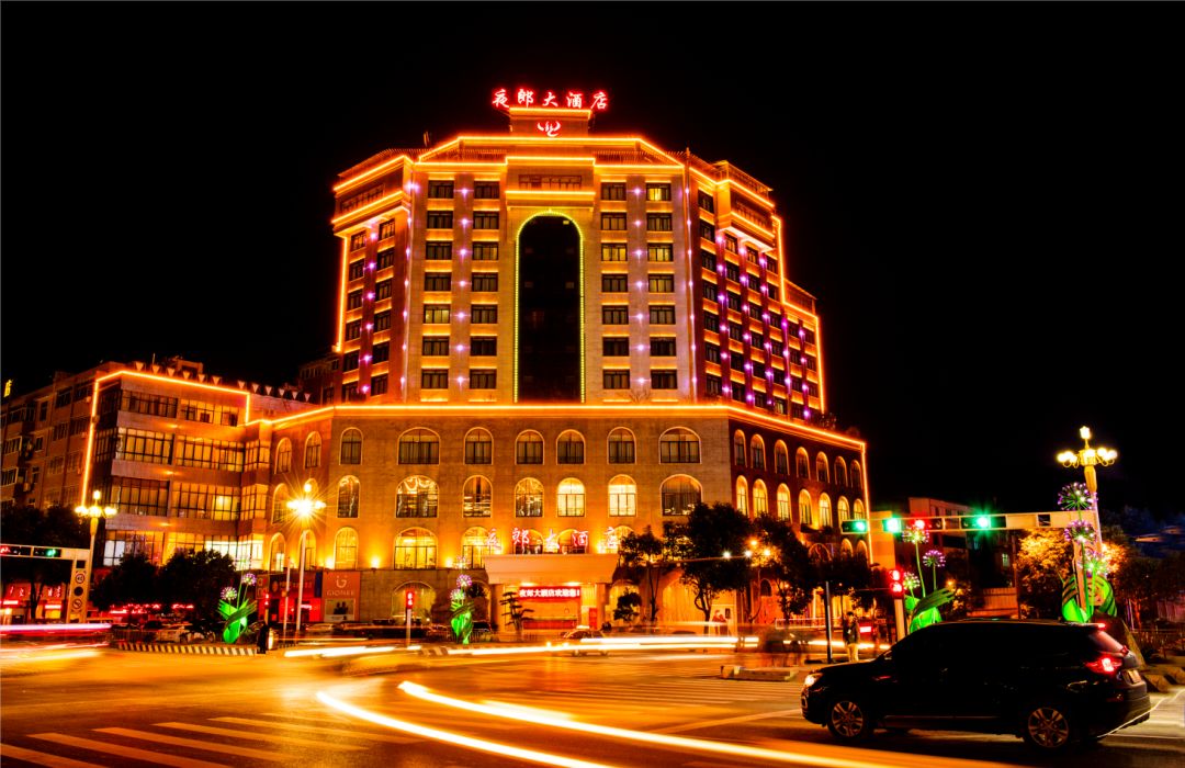 酒店地处县城中心,交通便利.是毕节市第一家星级酒店.