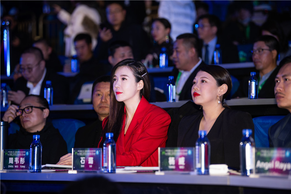 冻龄女神周韦彤坐镇模特大赛总评委妙语连珠成最大亮点