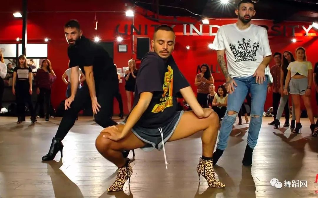 穿着高跟鞋起舞的男人认真完成梦想的样子很赞