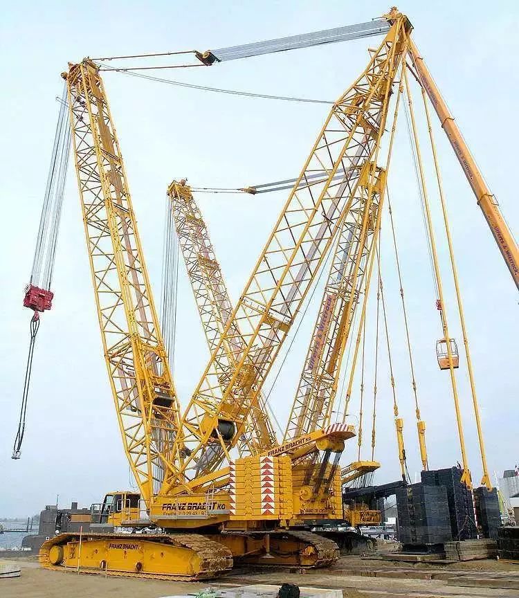 吊装任务采用利勃海尔 lr1400/2和德马格 cc2800履带式起重机协同工作