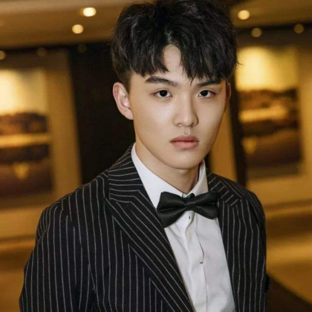 还记得蔡小豆吗曾经嫌他丑如今撞脸张若昀还和易烊千玺拍戏