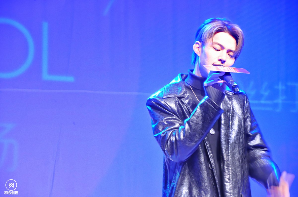 和心创世卢俊杰亮相m-idol现场 黑色风衣帅气亮相燃爆现场