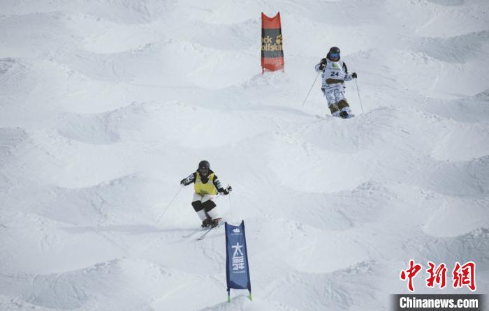 (张帆 靳磊)由国际雪联主办,国家体育总局冬季运动管理中心,中国滑雪