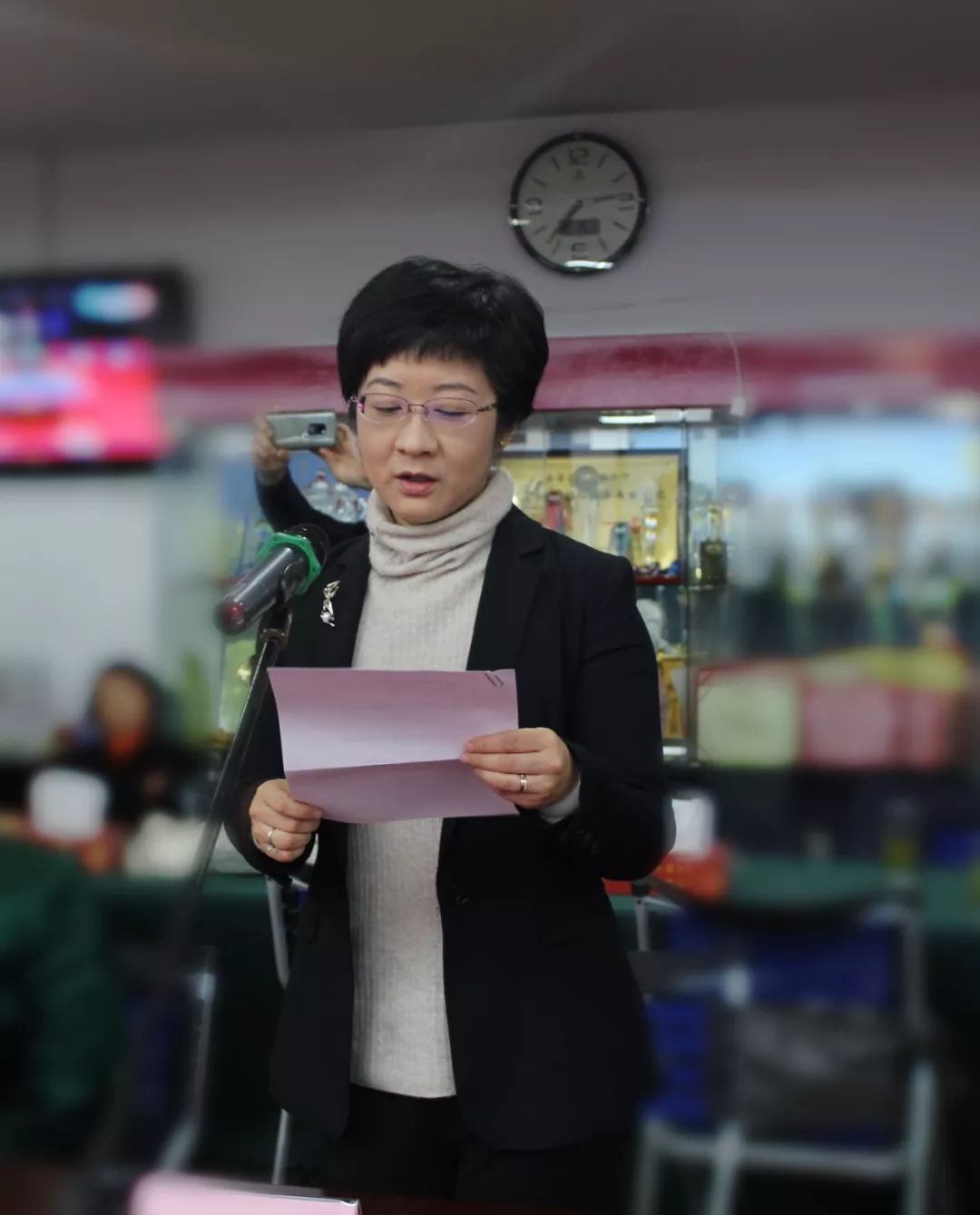 开幕式由副市长赵红主持