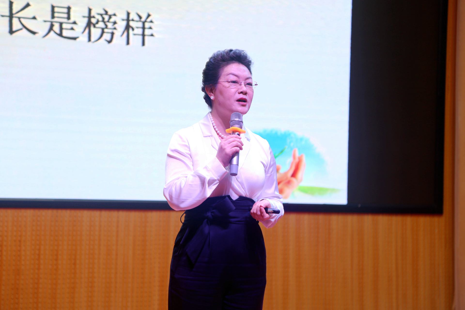 本次活动特别邀请了中国幸福家庭文化推广研究者周虹老师.