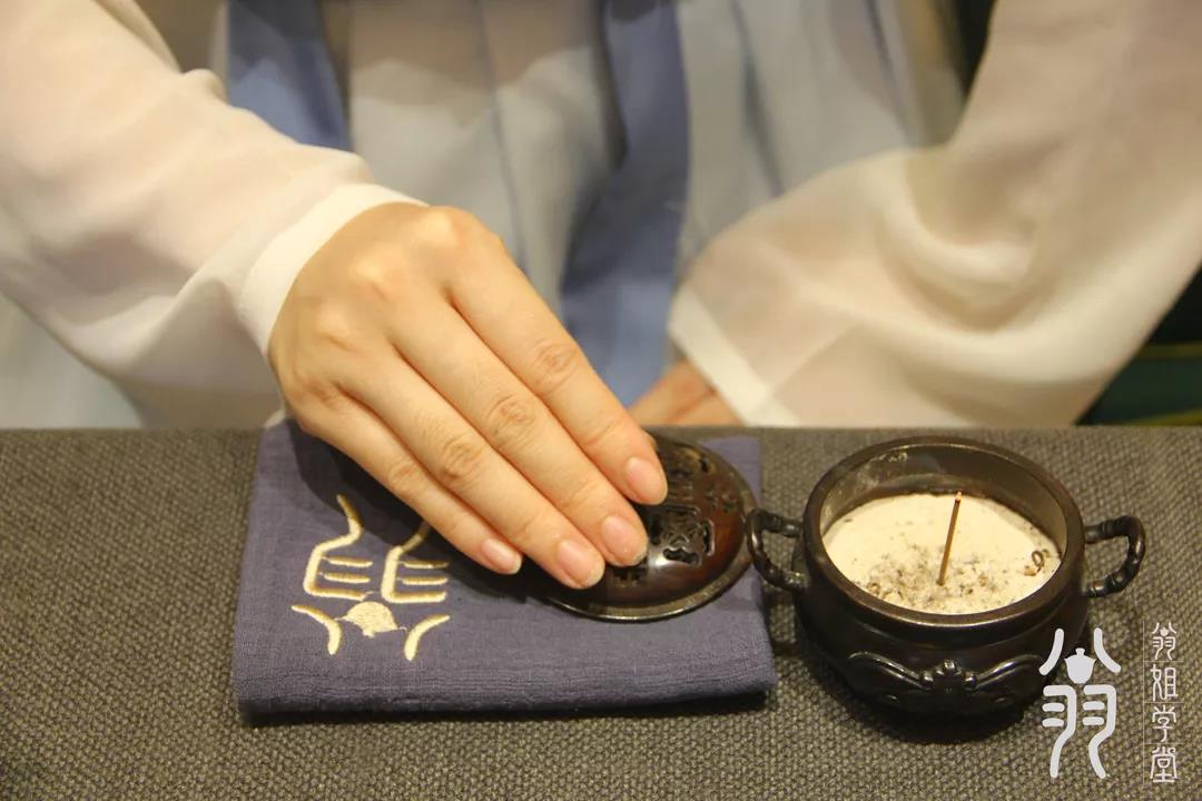 作为宋人生活四艺备受推崇点茶,焚香,插花,挂画香能除去污秽清净身心