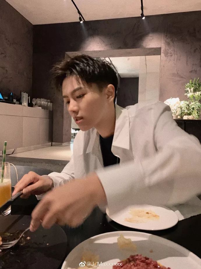 前有皇甫圣华,今有欧阳max,新一代t王靠颜值统一饭圈审美!