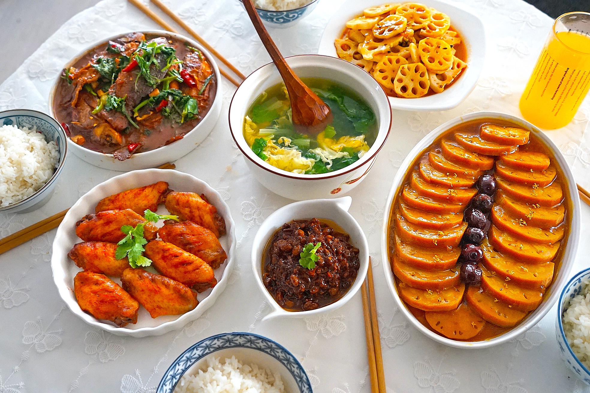 原创老妈来看外孙女,大包小包带来好多菜,中午做成五菜一汤,吃到嗨