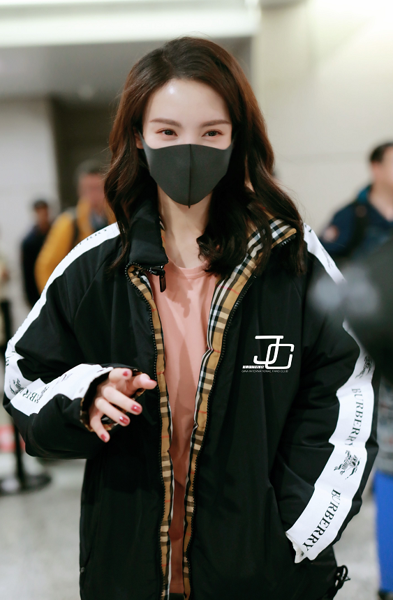 金晨穿黑色羽绒服现身机场潮范十足,大波浪卷发,港味十足!