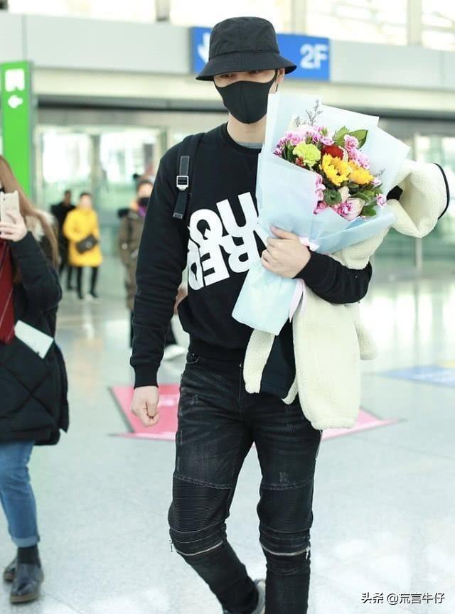 阿云嘎现身机场,卫衣搭牛仔裤像邻家大哥哥,戴渔夫帽显低调