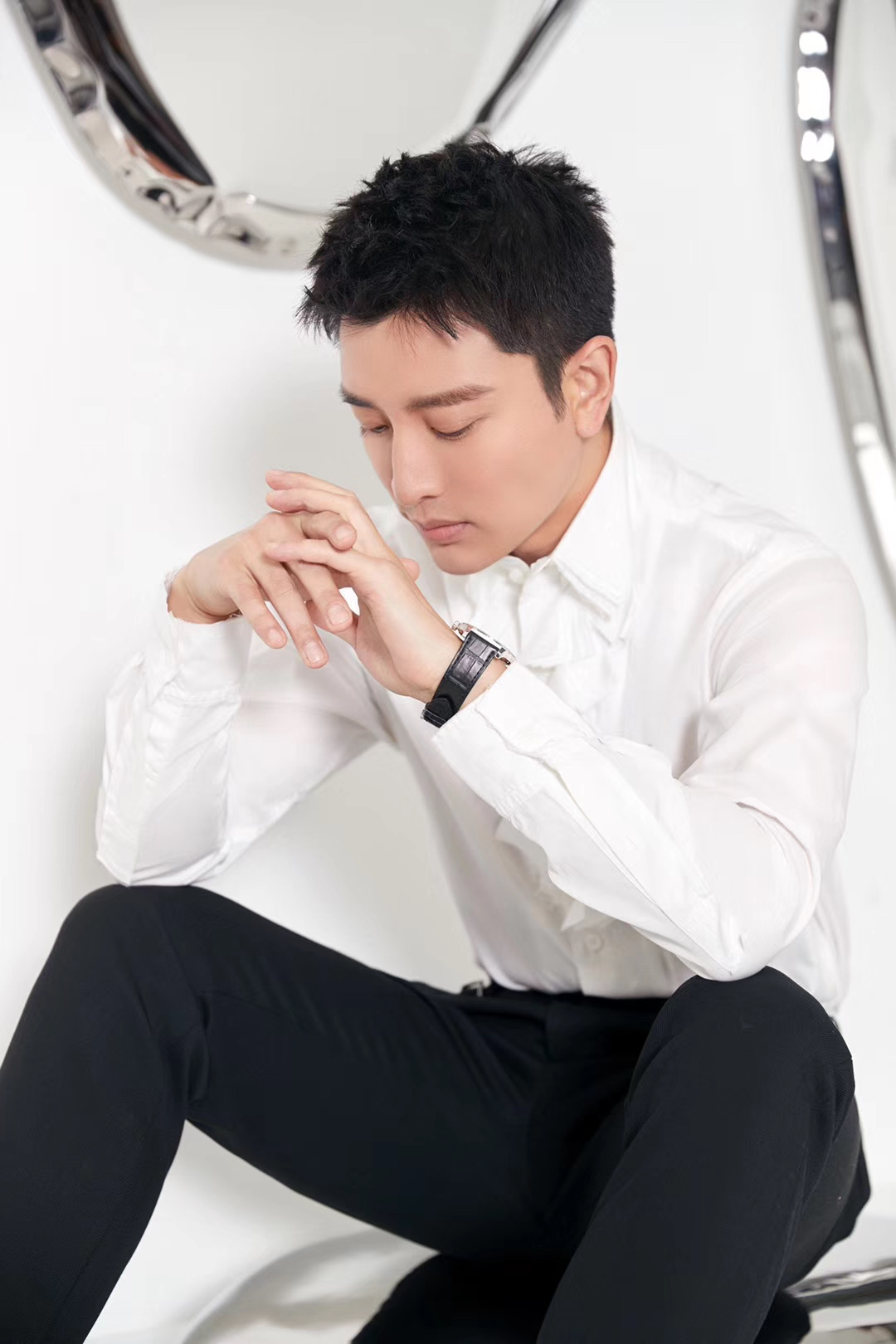 贾乃亮身着西服黑白搭配笑容满面