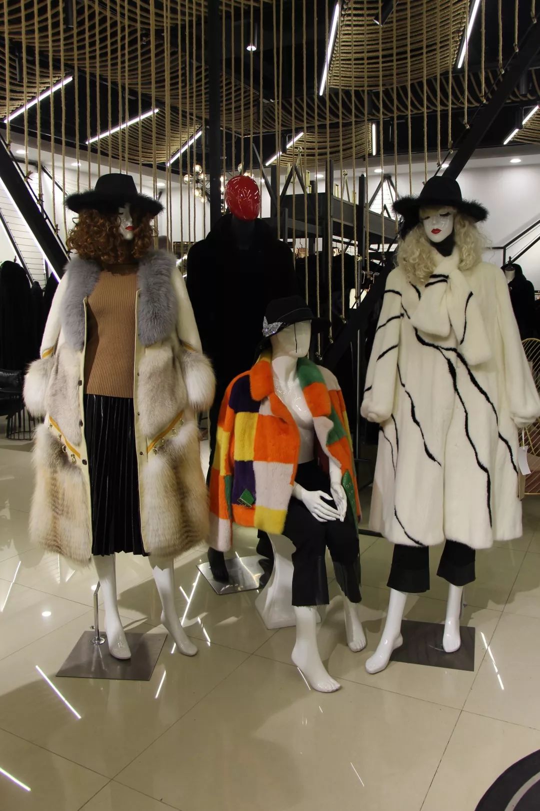 还有儿童皮草图片摄于哈尔滨海宁皮革城一楼支撑气场还有许多个性款式