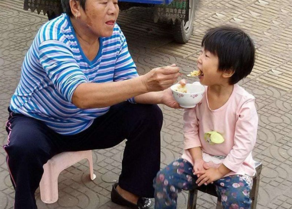 这些喂饭方式堪称"慢性毒药",对娃脾胃伤害大,很多妈妈都在犯