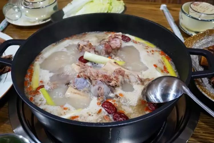 24小时不断火,120斤大骨熬出一锅汤!