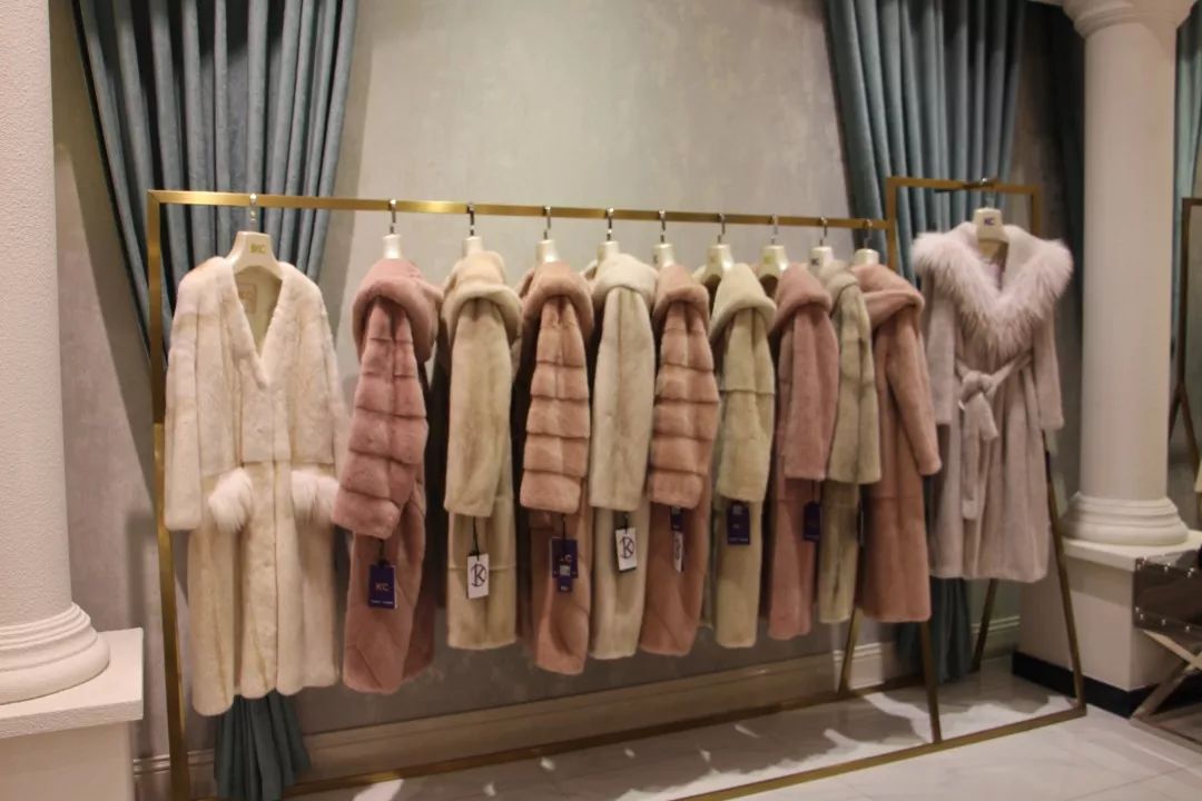 图片摄于哈尔滨海宁皮革城一楼还有儿童皮草