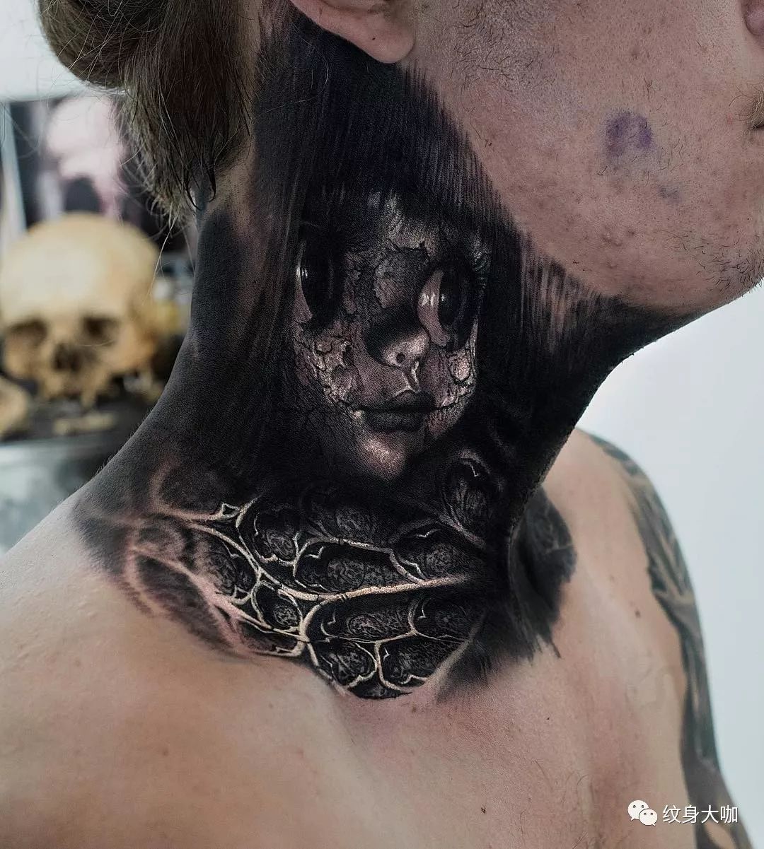恐怖纹身是他作品的标志这哥们来自法国也许会喜欢这位纹身师的作品