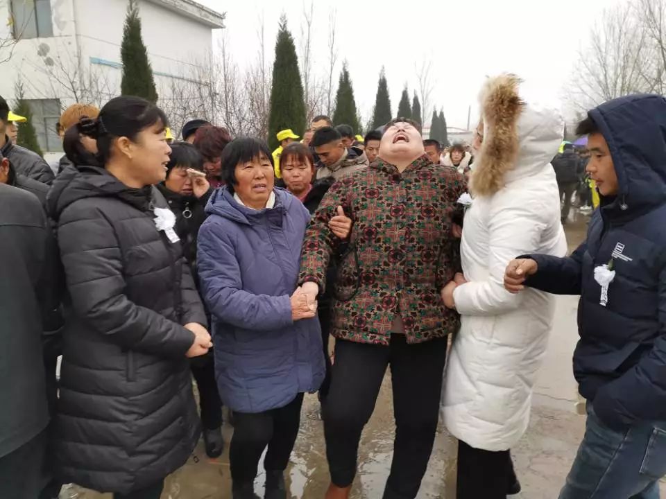 菏泽市县领导及各界人士数百人送英雄张雪领最后一程._郓城县