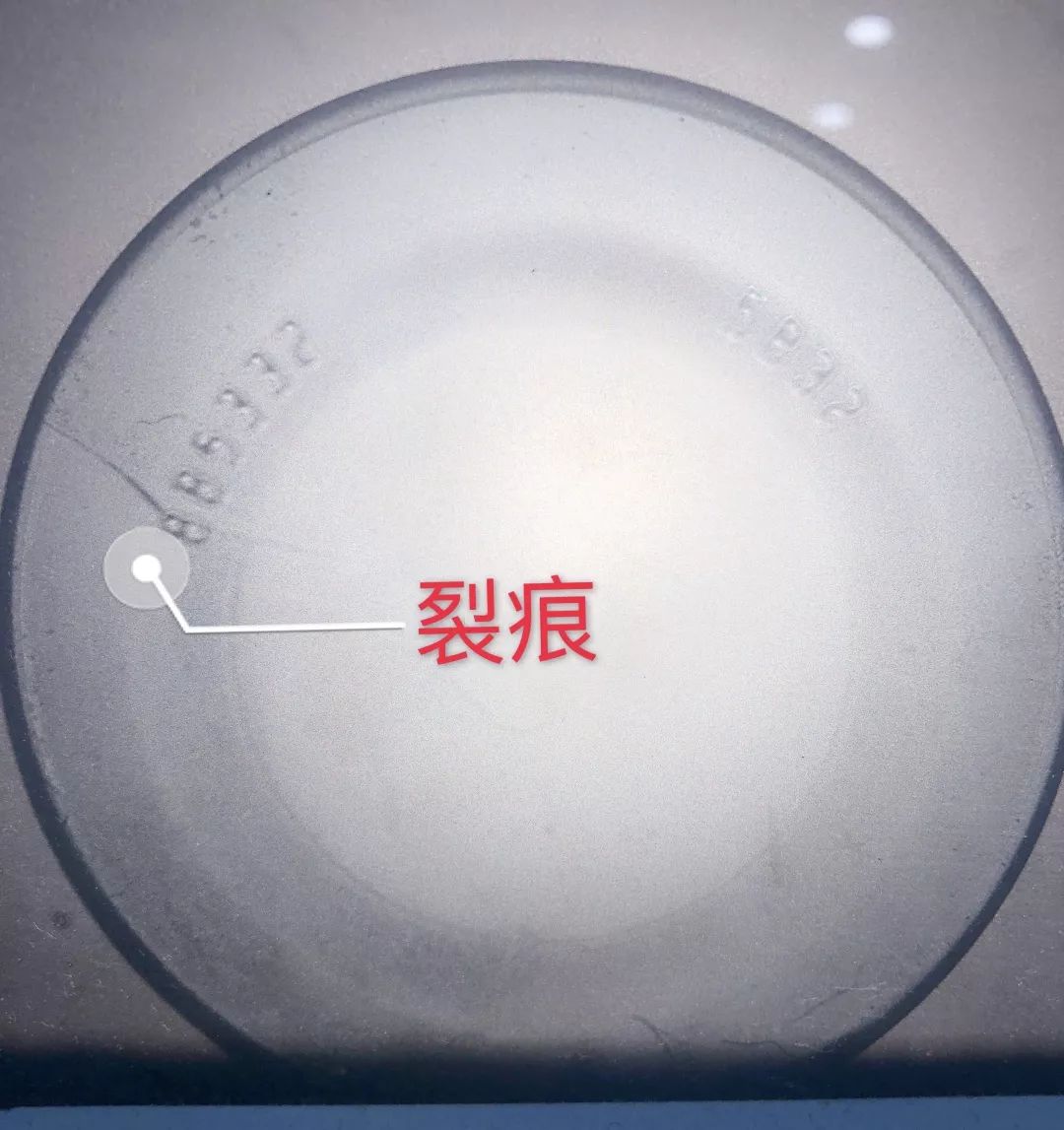 配戴前,一定要仔细观察镜片是否有裂痕,破损等问题.