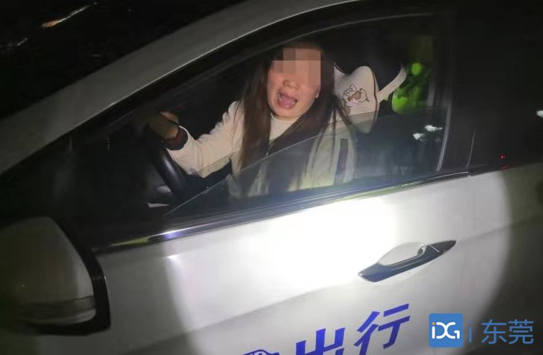网约车女司机醉驾被查,又哭又笑"闹翻天"!