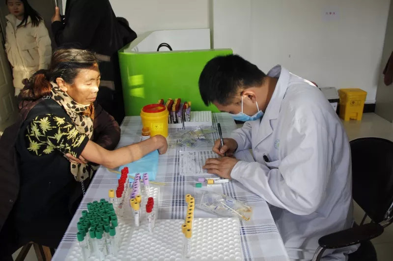 榆林市计生协党组副书记李晓晴一行 赴定边县开展关爱特殊家庭活动