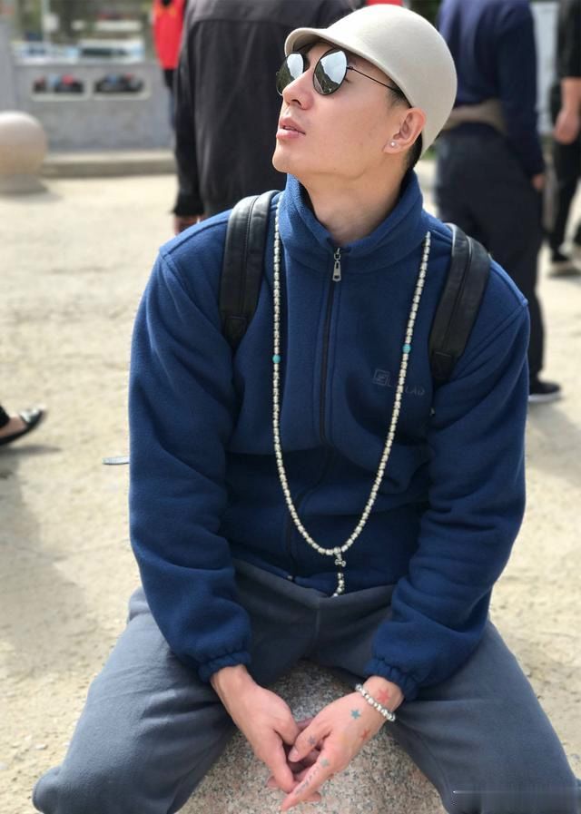 把腿拍成2米这位名媛风寸头无名帅哥还蛮好看的