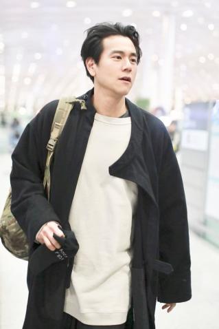 大龄男神彭于晏现身机场穿黑风衣帅气不减背头造型发际线好高