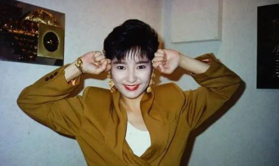 她是张国荣前女友,18岁为有妇之夫生下儿子,如今54岁依然单身_徐少强