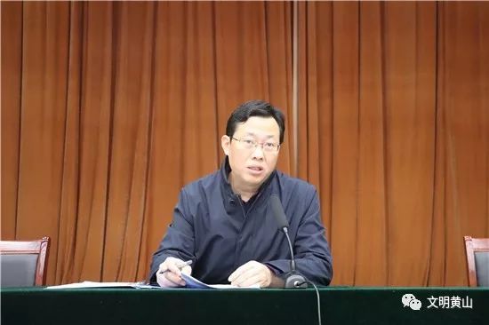 112月16日,黄山街道召开每周例会,街道党委副书记王保利主持会议,全体