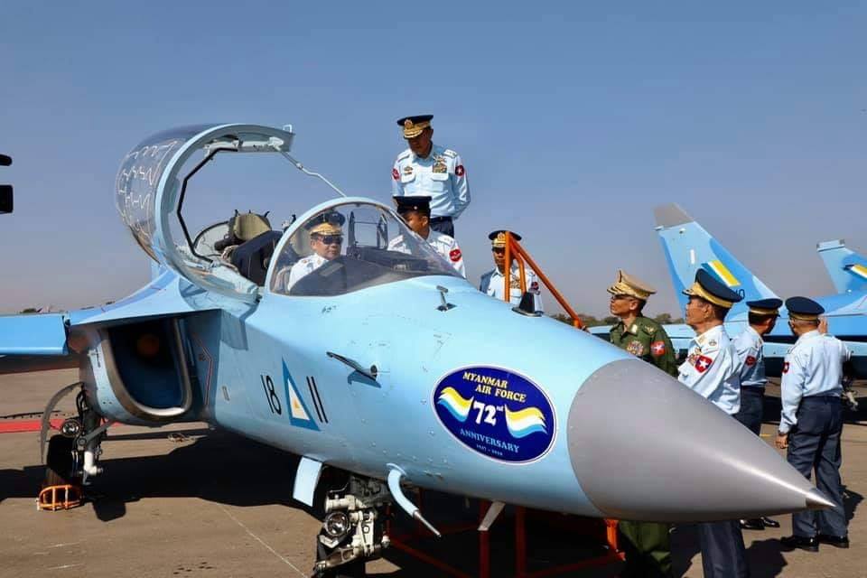 缅甸空军庆祝建军节 展示双座版"枭龙"战机