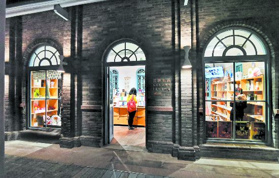 三联韬奋书店周五,周六全天24小时营业,图为三联书店的"夜读人"