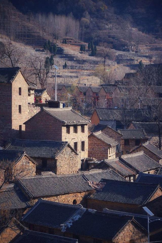 山西河南交界山村千万层石片砌成房子蜿蜒叠嶂石砌梯田