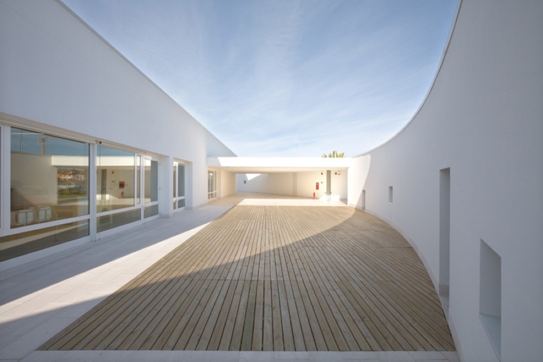 贝纳通幼儿园 / alberto campo baeza